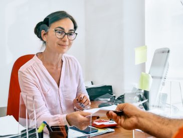 uśmiechnięta księgowa