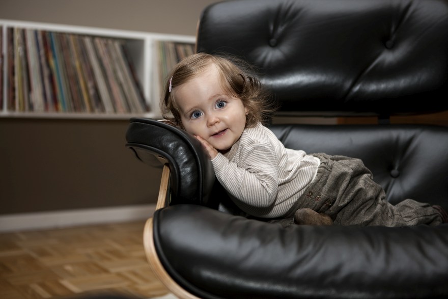mała dziewczynka na fotelu skórzanym